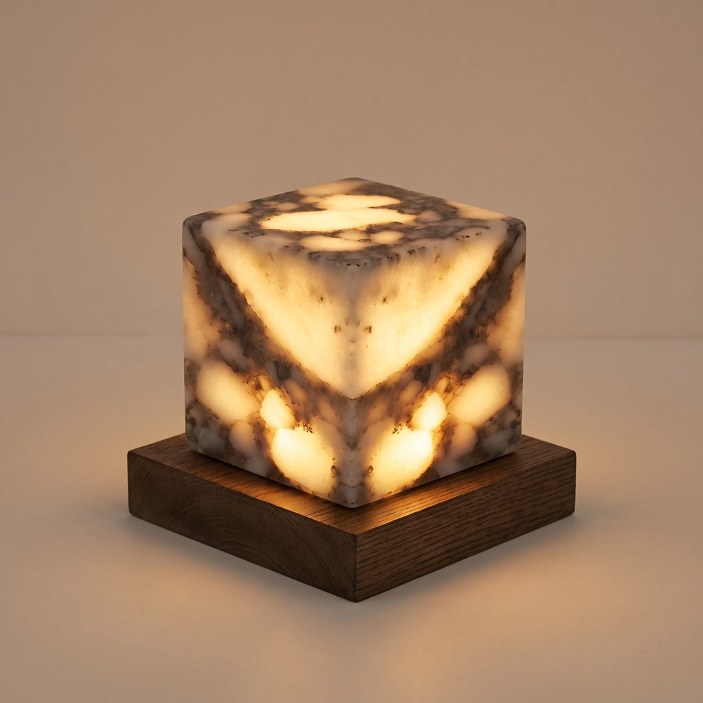 Brasa, lámpara cubo efecto ónice encendida con luz ámbar