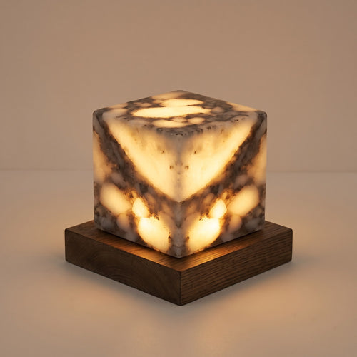 Brasa, lámpara cubo efecto ónice encendida con luz ámbar