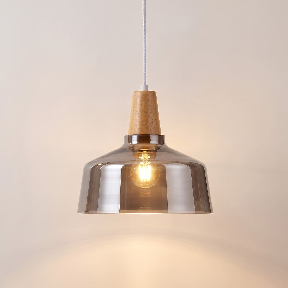 Bruma campana, colgante ancho de cristal ahumado con remate de madera, encendido