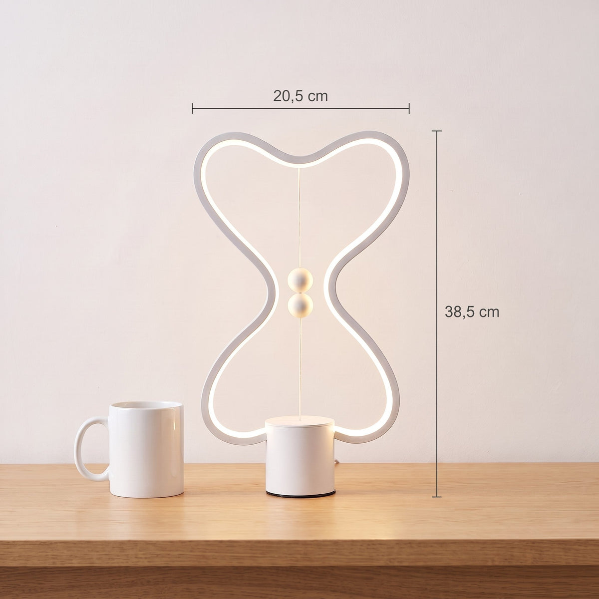 Medidas de Equa: 20,5 cm de ancho y 38,5 cm de alto