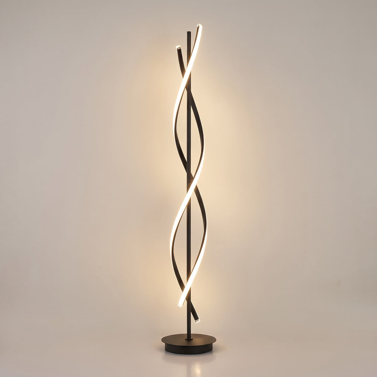 Hélice, lámpara de pie negra en espiral encendida con luz cálida