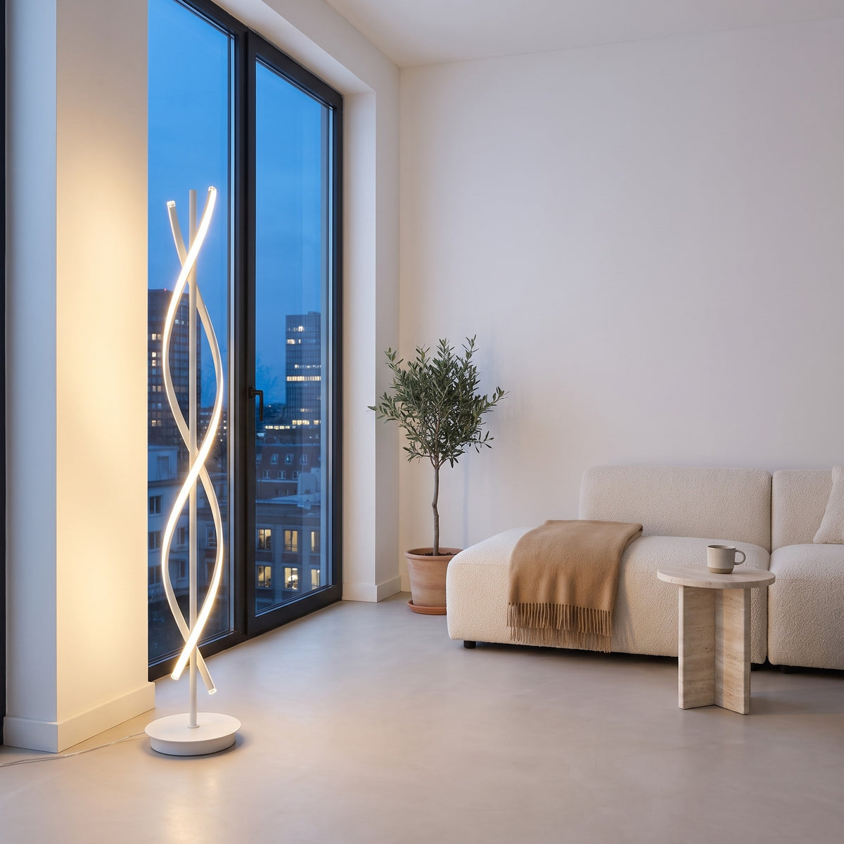 Hélice blanca junto al ventanal de un piso luminoso al anochecer