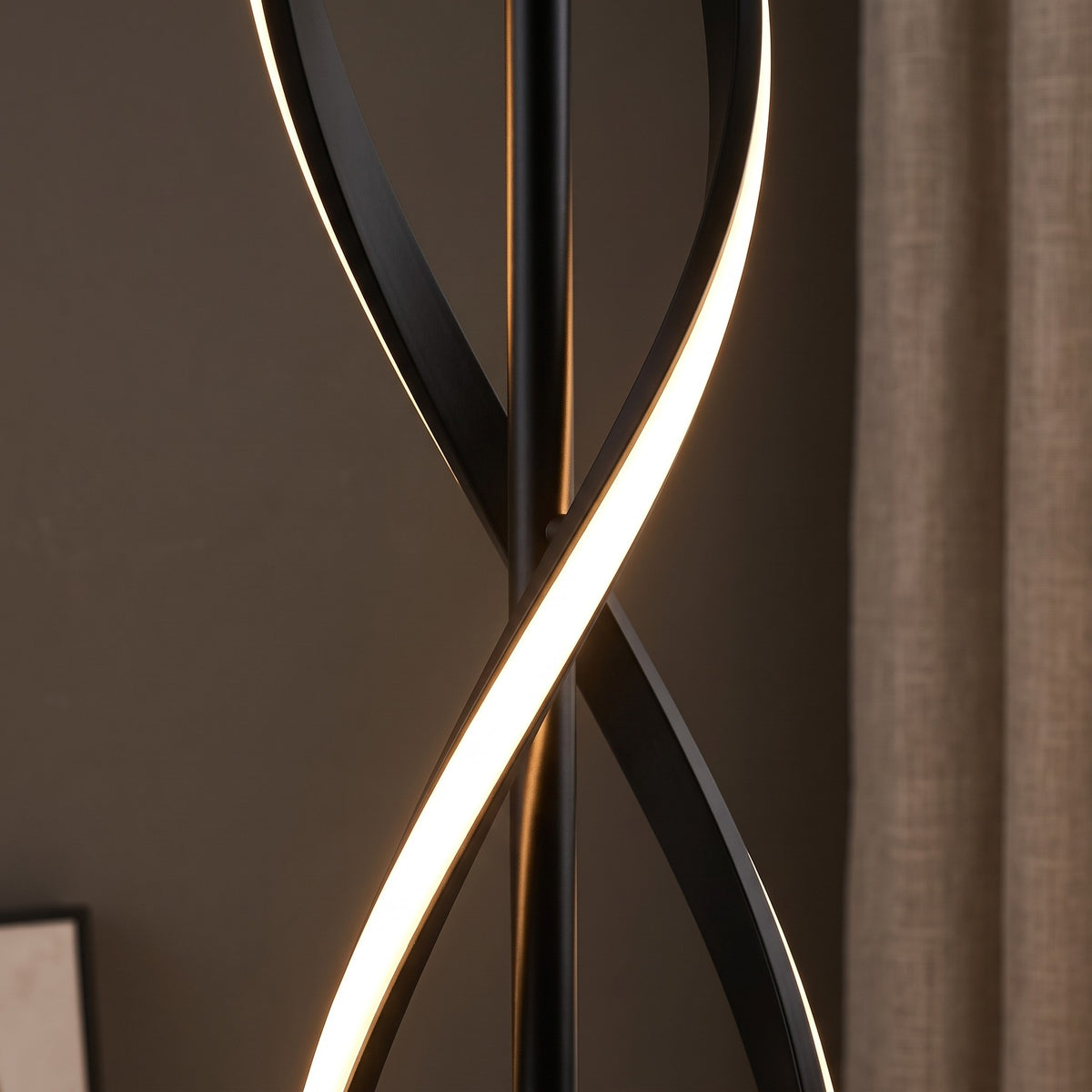 Detalle de las dos cintas de aluminio y la línea de luz LED de Hélice