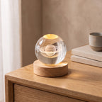 Luma Saturno, esfera de cristal con Saturno grabado sobre base de madera