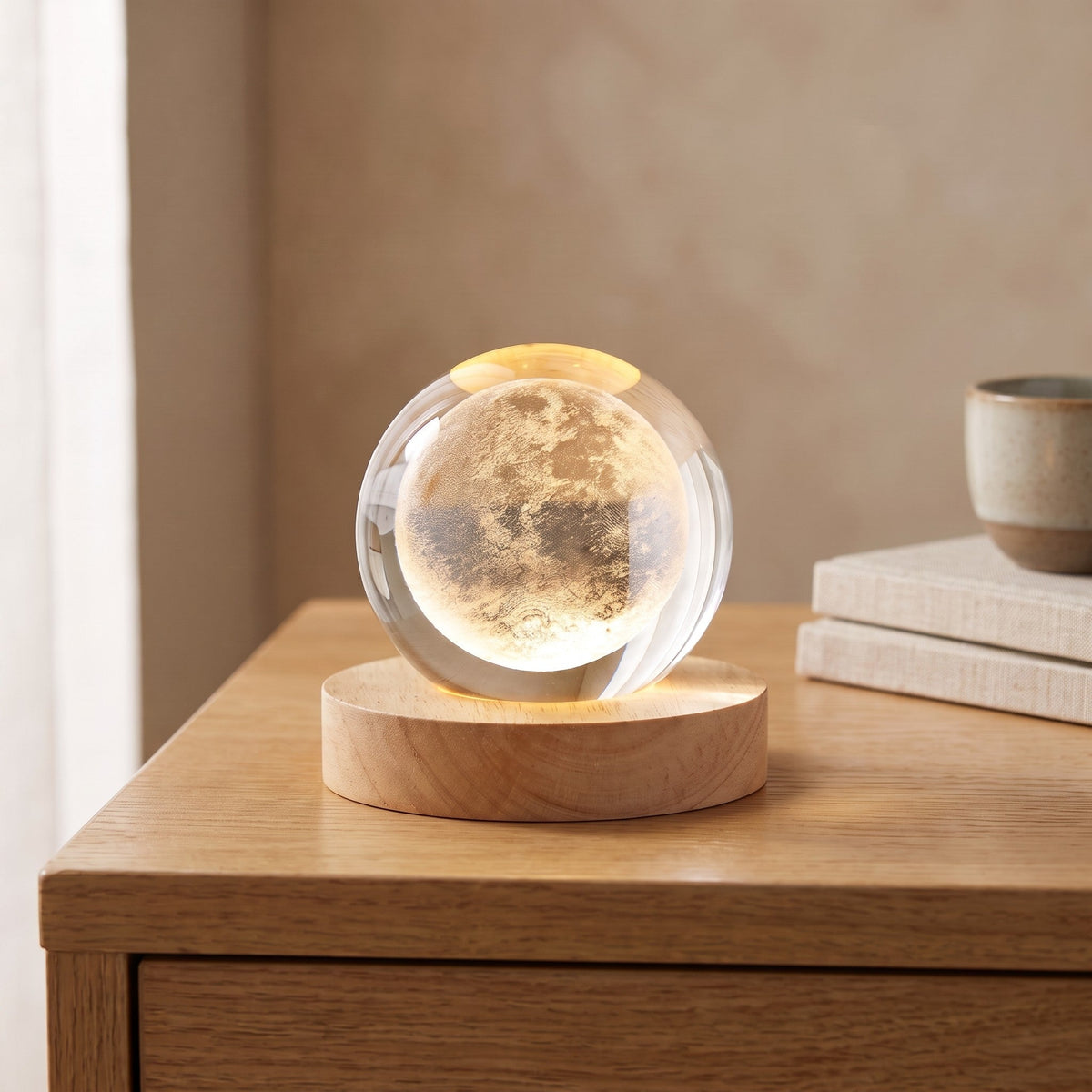 Luma Luna, esfera de cristal con la Luna grabada sobre base de madera