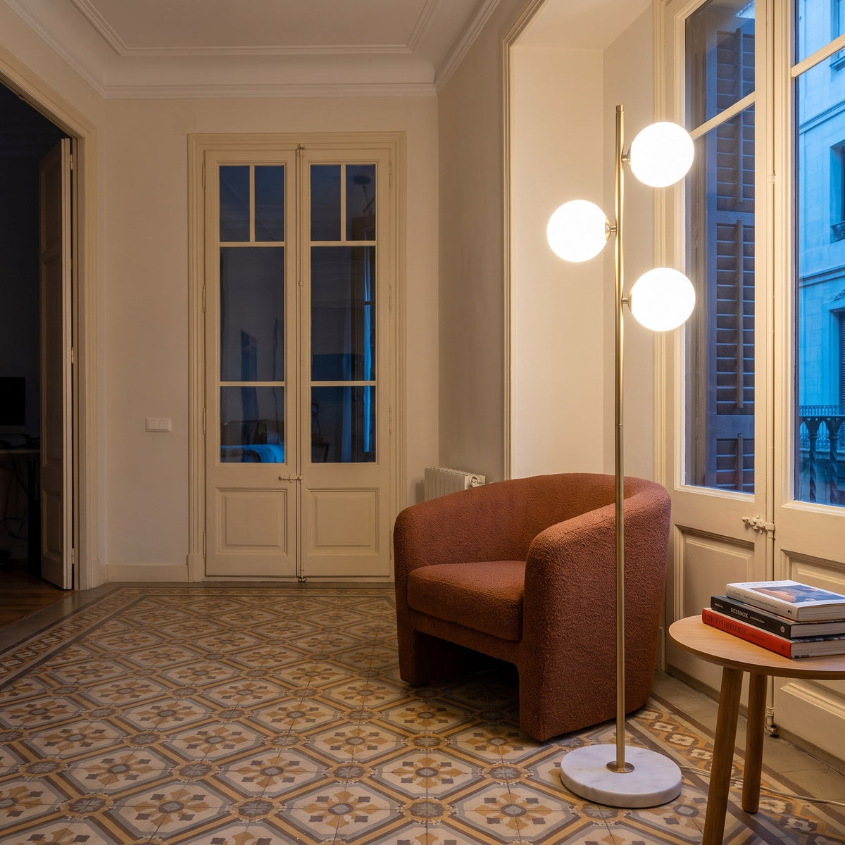 Lunas junto a un sillón teja en un piso modernista con suelo hidráulico