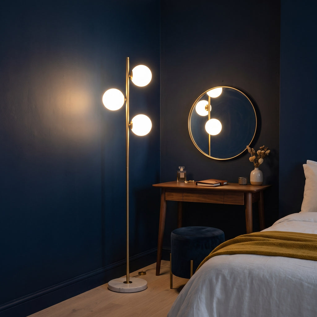Lunas junto a un escritorio en un dormitorio de paredes azul marino