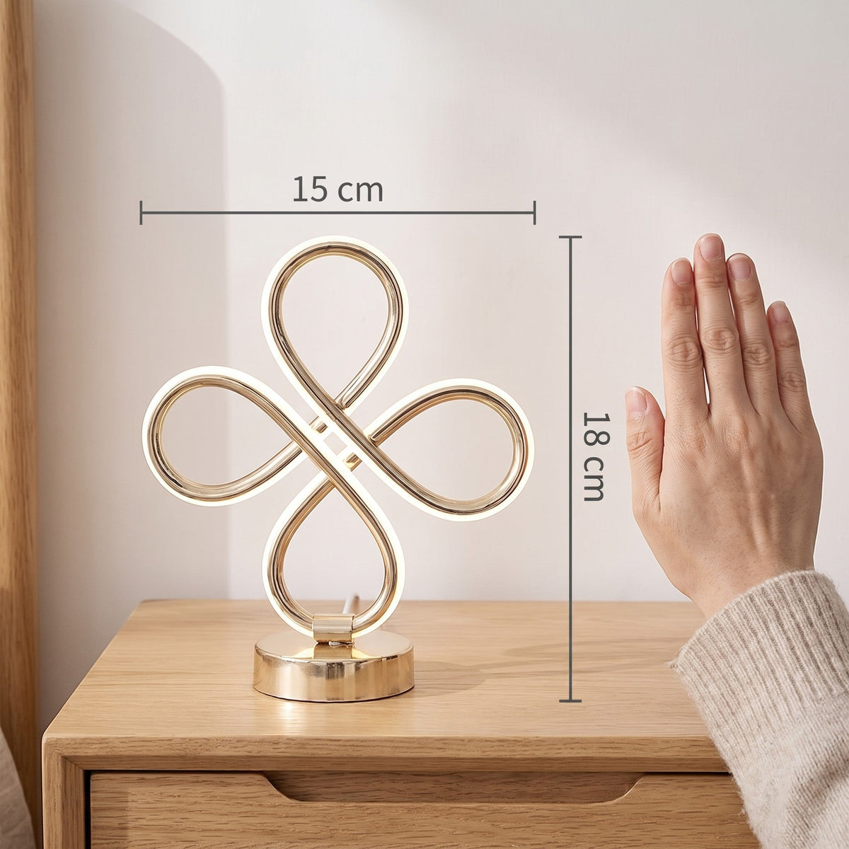Nexo junto a una mano para ver su tamaño: 18 cm de alto y 15 cm de ancho