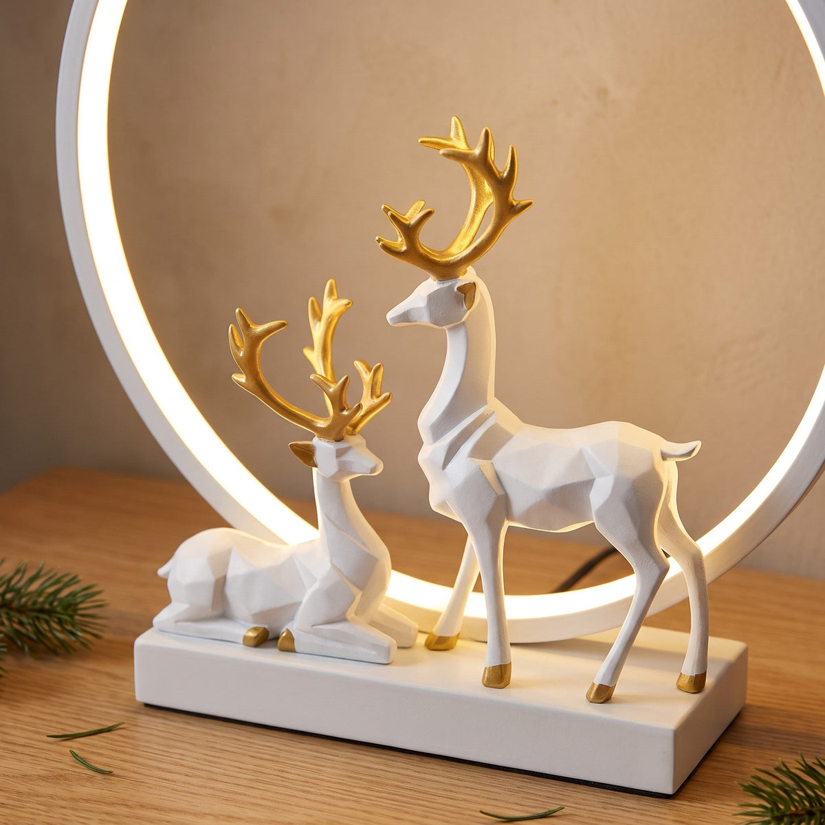 Detalle de los ciervos de Noel con astas doradas