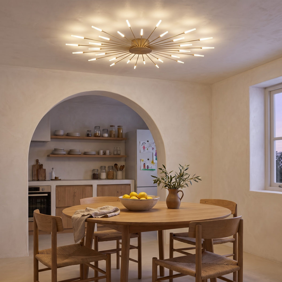 Nova dorada sobre la mesa de comedor de una casa mediterránea al anochecer