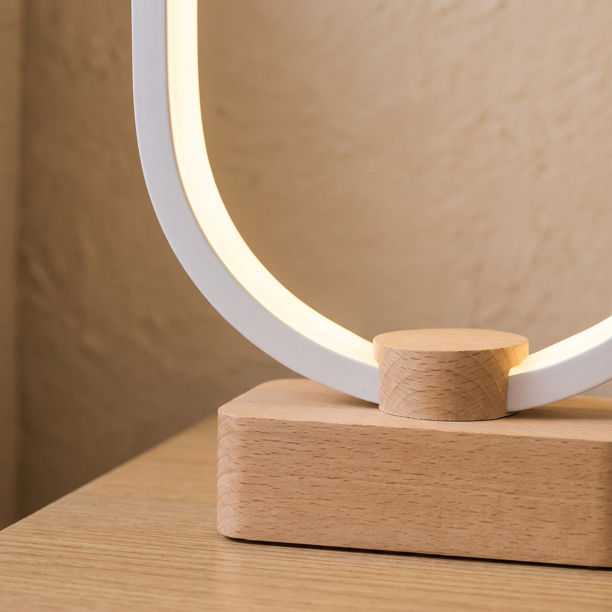 Detalle de la base de madera de haya de Óvalo