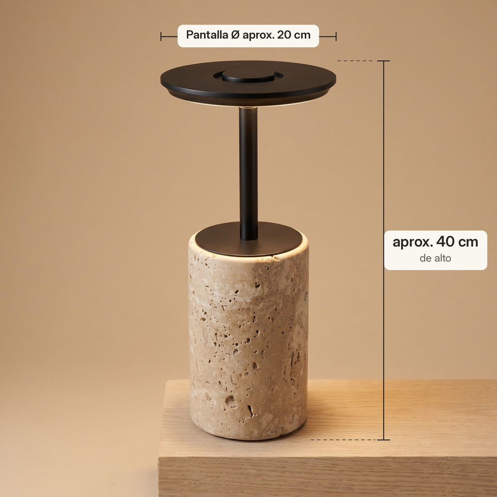Medidas de Petra: unos 40 cm de alto y pantalla de unos 20 cm