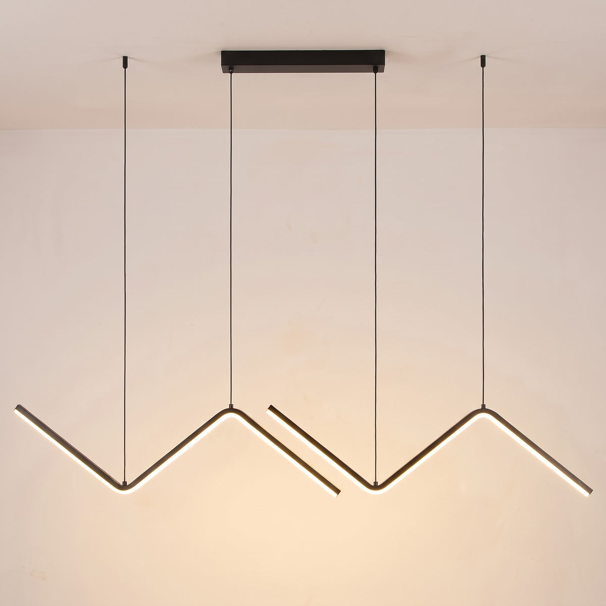 Trazo, lámpara colgante LED negra en zigzag de 90 cm, encendida