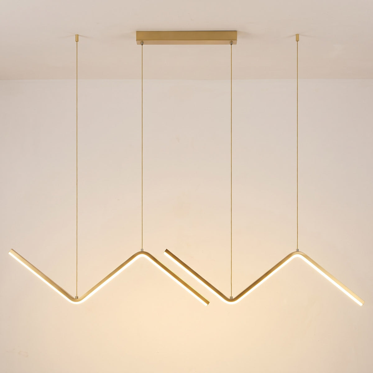Trazo, lámpara colgante LED dorada en zigzag de 90 cm, encendida